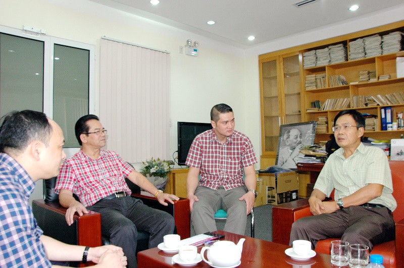 NSƯT Trần Nhượng, cựu tuyển thủ Mạnh Dũng trao đổi cùng Tiến sĩ Trần Đăng Tuấn về Quỹ Trò nghèo vùng cao