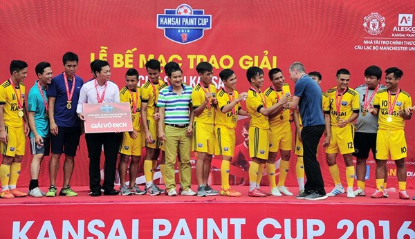 M.U Vĩnh Phúc vô địch Kansai Paint Cup, nhận Cúp từ Denis Irwin