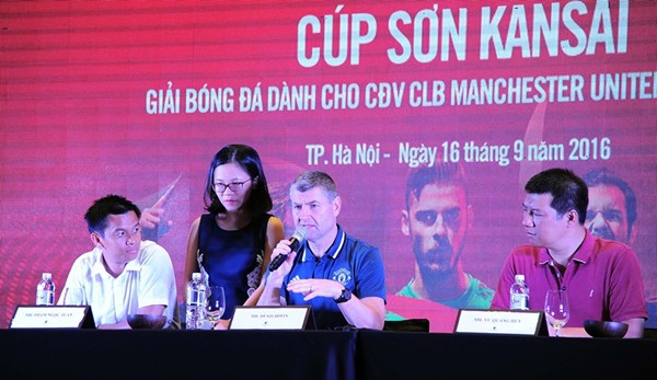 MU Vĩnh Phúc vô địch Kansai Paint Cup, nhận Cúp từ Denis Irwin