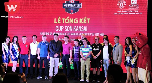 MU Vĩnh Phúc vô địch Kansai Paint Cup, nhận Cúp từ Denis Irwin