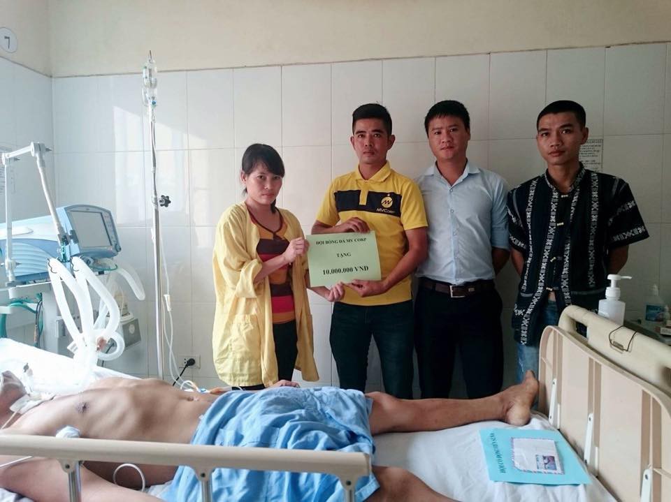 MV Corp và fan SLNA trao quà từ thiện cho anh Trần Danh Tuyên