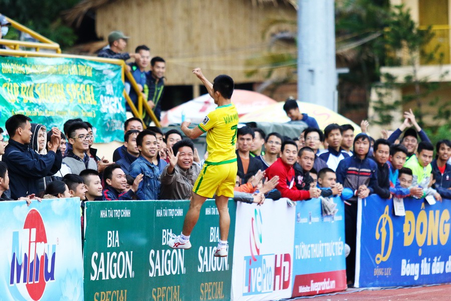 Ghi bàn, Quang Đạt hôn lên áo và chạy về phía CĐV Văn Minh để chia vui 