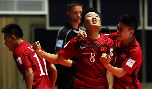 Sao phủi chia vui cùng chiến thắng ra quân của ĐT Futsal VN