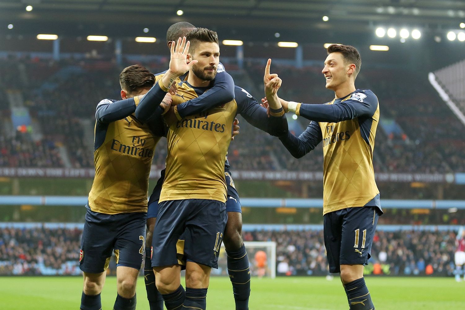 Arsenal đang hưởng lợi với phong độ cao của Giroud và Ozil