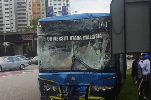 Chiếc xe bus chở VĐV SEA Games gặp tai nạn giao thông