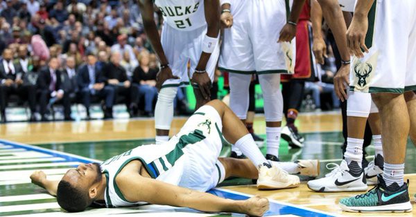 Jabari Parker dính chấn thương đầu gối trong trận Milwaukee Bucks thua Miami Heat
