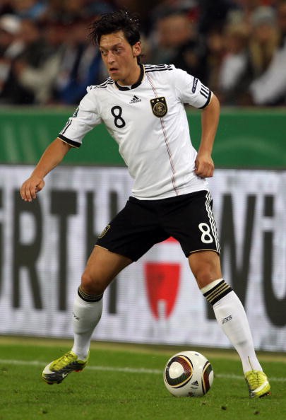 Mesut Ozil thi đấu trong màu áo ĐT Đức