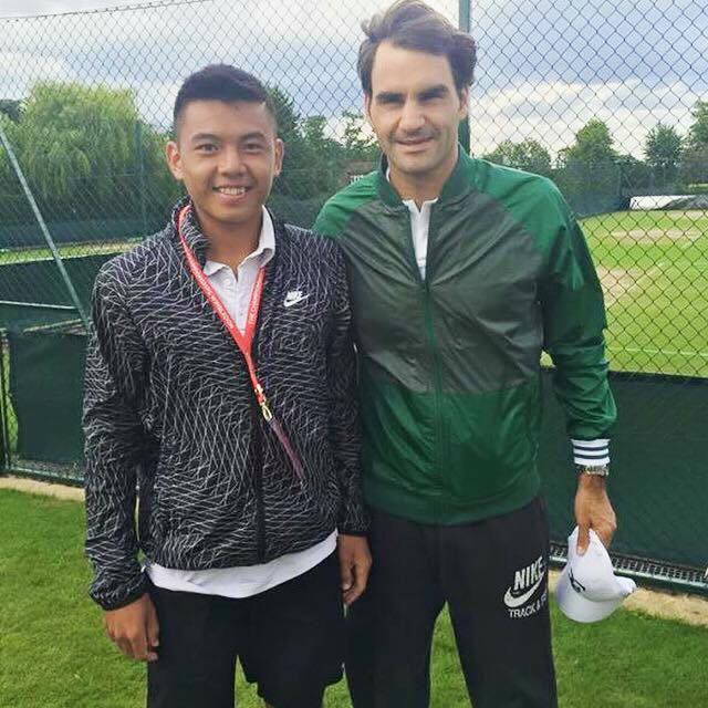 Chụp ảnh cùng huyền thoại Roger Federer tại Wimbledon