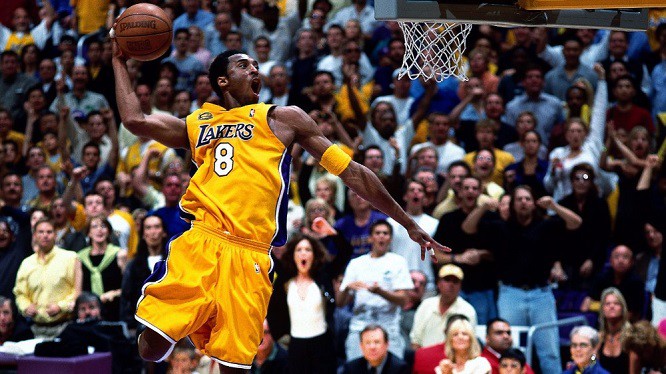 Với chiếc áo số 8 - Kobe Bryant đã thi đấu tổng cộng 707 trận đấu, ghi được 16.866 điểm,