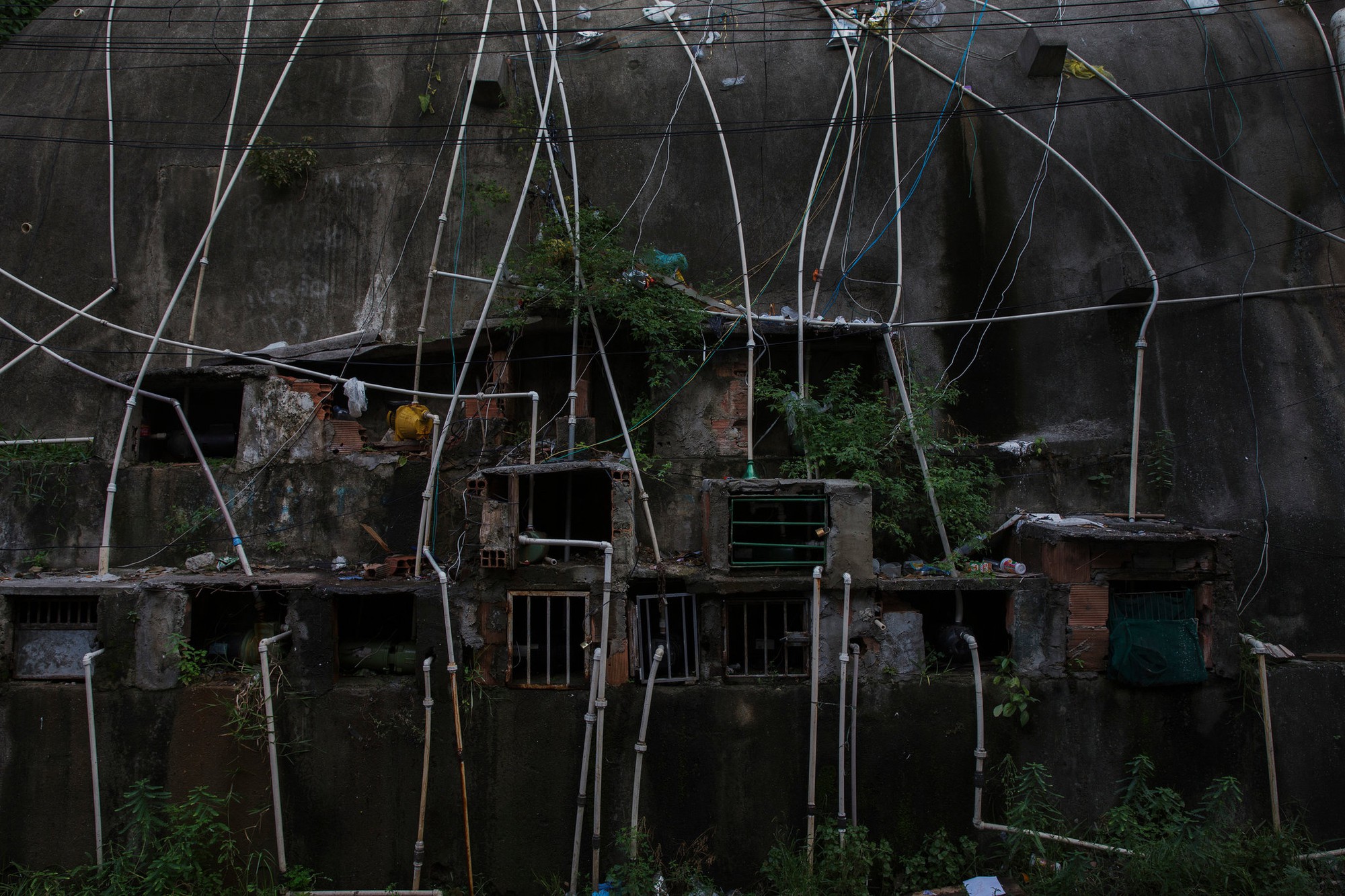 Nhiều ống thải trái phép được lắp đặt tại khu ổ chuột Pica-Pau ở Rio. Từ đây, nước thải chảy ra sông Irajá trước khi đi vào vịnh Guanabara