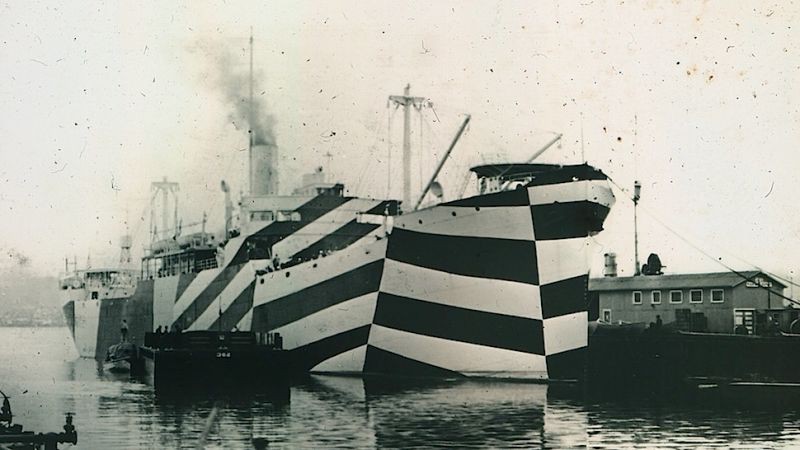 Tàu chiến những năm 1900 được sơn trắng đen để ngụy trang