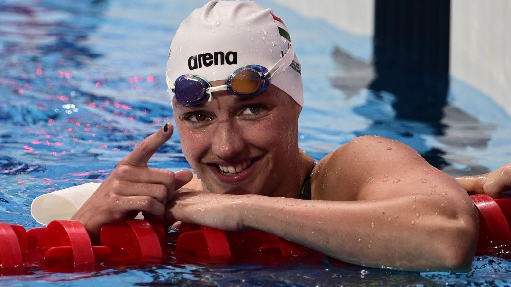 Katinka Hosszu với 2 chiếc mũ bơi tại Olympic 2016