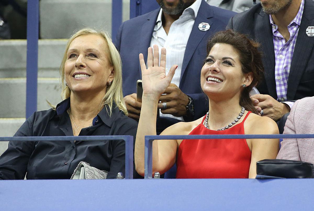 Huyền thoại quần vợt nữ, Martina Navratilova (trái) và diễn viên Debra Messing