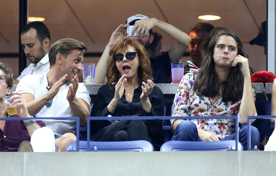 Nữ diễn viên gạo cội Susan Sarandon (đeo kính đen) theo dõi trận đấu của Novak Djokovic