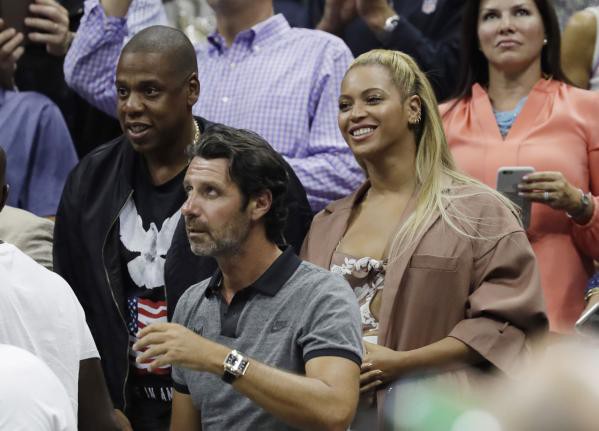 Vợ chồng Jay-Z và Beyonce cùng HLV Patrick Mouratoglou cổ vũ cho Serena Williams