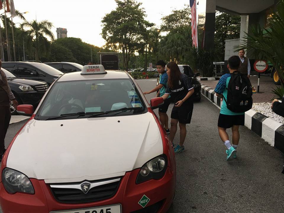 ĐT futsal nữ Thái Lan phải bắt taxi đến địa điểm tập luyện