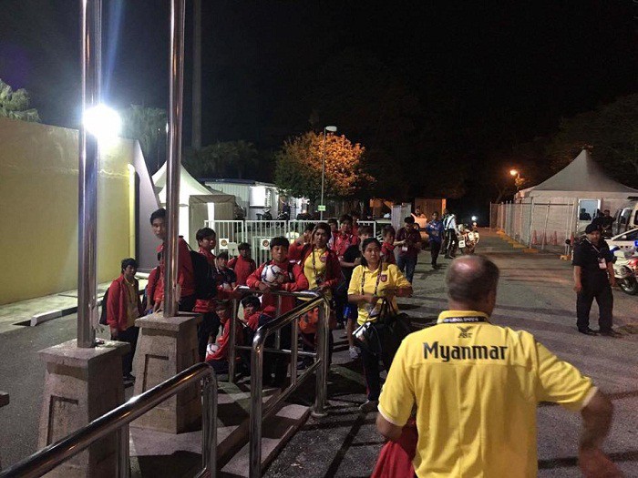 ĐT bóng đá nữ Myanmar phải chờ tới nửa đêm mới về được khách sạn