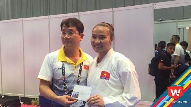 Hồng Anh được thưởng nóng sau tấm HCV karate ở nội dung kumite dưới 68kg