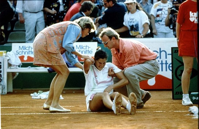 Monica Seles đổ gục xuống sân sau khi bị đâm