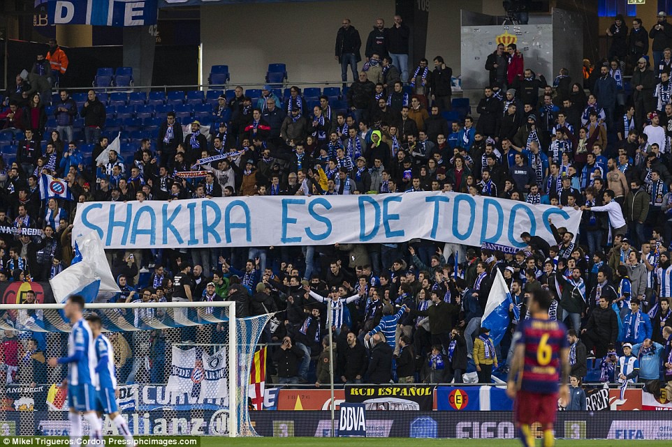 Tấm banner lăng mạ Shakira của CĐV Espanyol