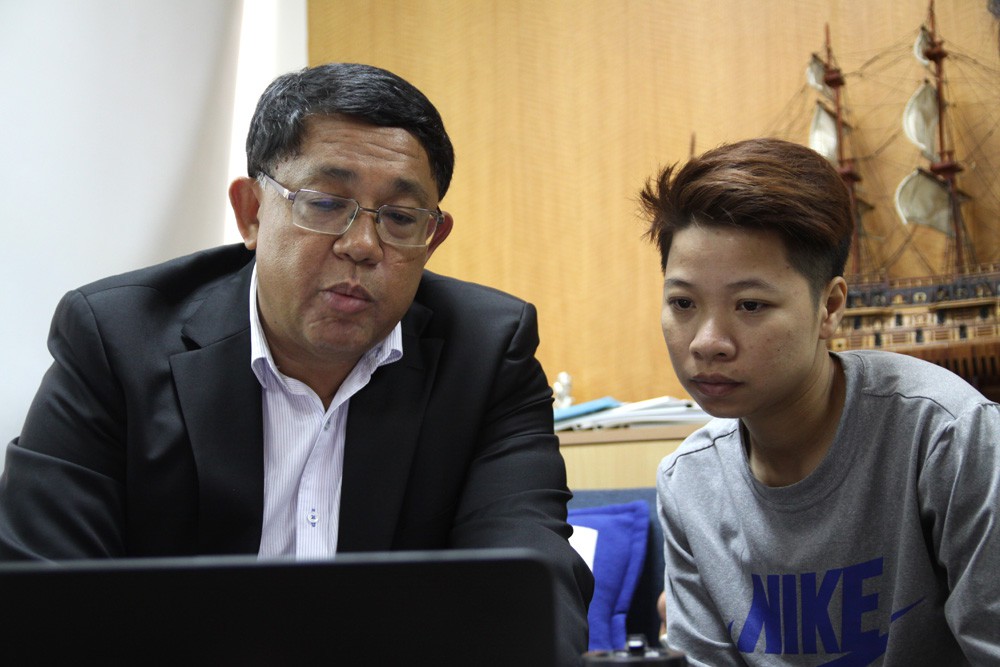 Tuyển thủ futsal nữ Vũ Thị Huyền Linh đang nghe Bác sĩ Jeffrey Chew tư vấn.