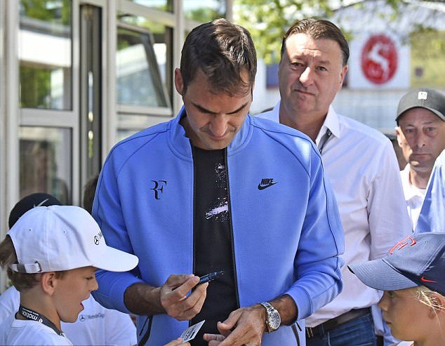 Federer ký tặng người hâm mộ tại Stuttgart