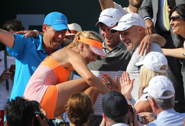 Sharapova ăn mừng chức vô địch Roland Garros 2014 cùng đội của mình