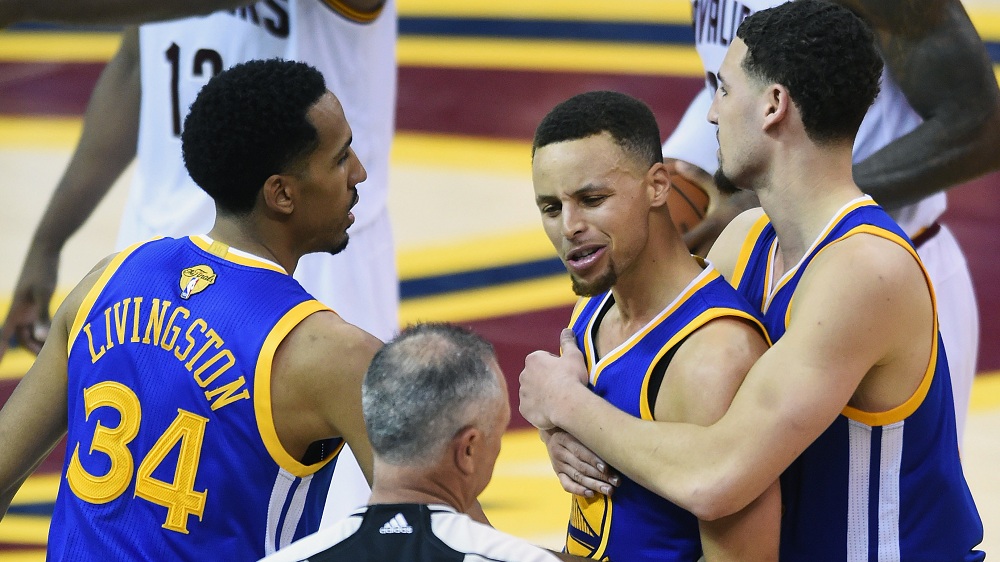 Curry phản ứng với trọng tài khi phạt lỗi anh ở game 6 NBA Finals 2016