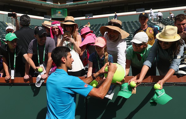 Djokovic ký tặng người hâm mộ tại Indian Wells