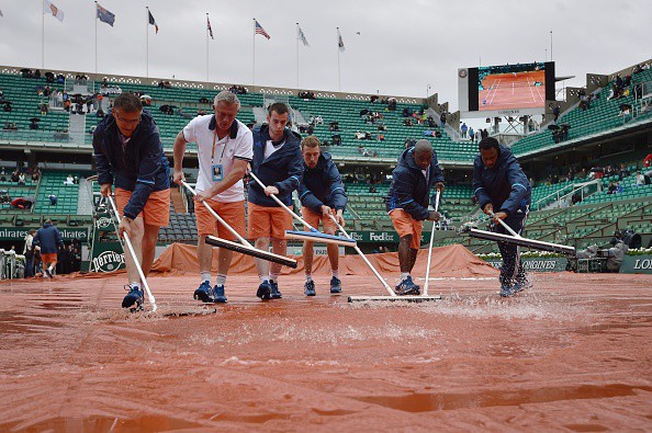 Trời mưa khiến nhiều trận đấu bị hoãn trong ngày thi đấu đầu tiên của Roland Garros