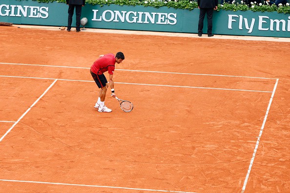 Djokovic vẽ hình trái tim trên sân Philippe Chatrier