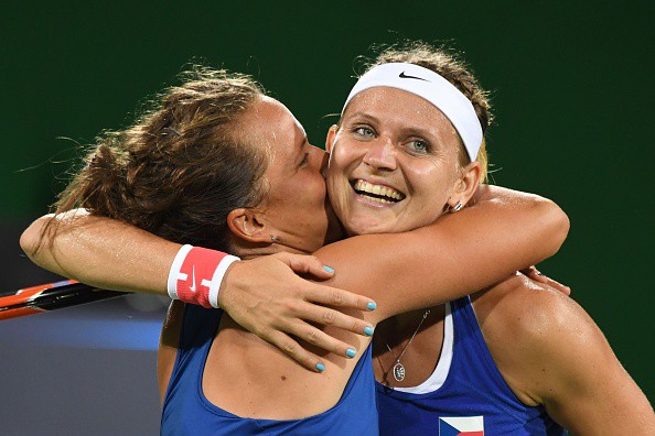 Strycova (trái) và Safarova đánh bại cặp hạt giống số 1 Venus và Serena ở vòng 1 Olympic 2016