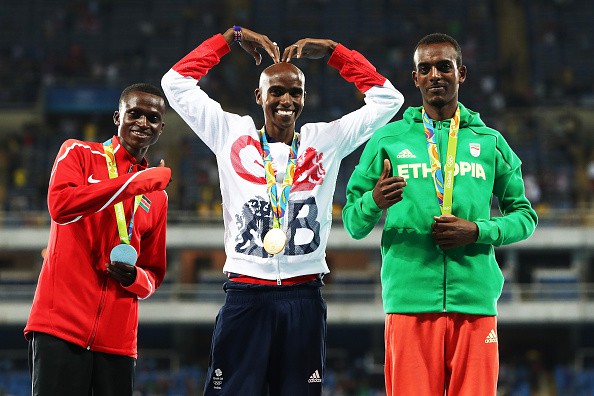 3 VĐV chiến thắng ở nội dung chạy 10.000m Rio 2016 (lần lượt từ trái sang): Paul Tanui (Kenya), Mo Farah (gốc Somalia), Tamirat Tola (Ethiopia)