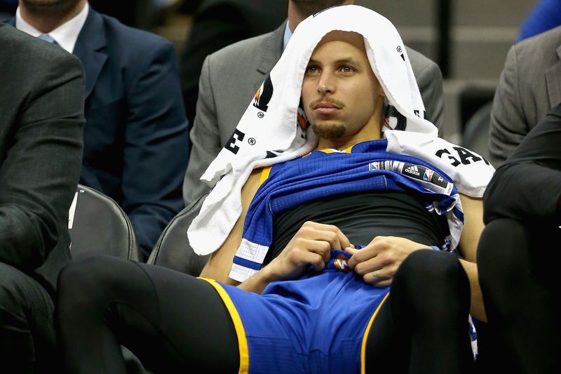 Chấn thương của Curry ảnh hưởng đến phong độ của Warriors ở NBA Finals năm ngoái