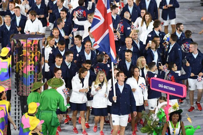 Các thành viên của Olympic VQ Anh được khuyến cáo không nên mặc đồng phục và bắt taxi rời làng VĐV vào buổi tối