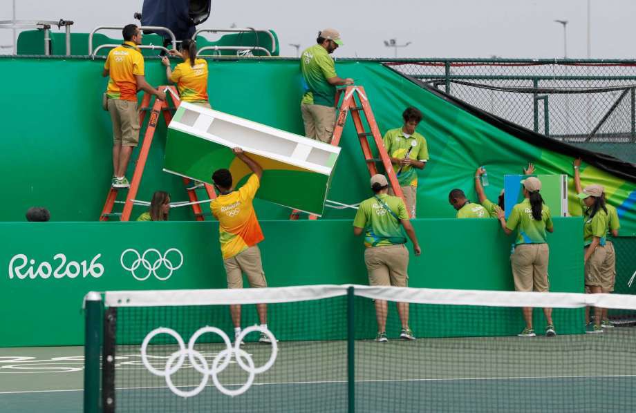 Các tình nguyện viên tại sân đấu tennis ở Rio 2016