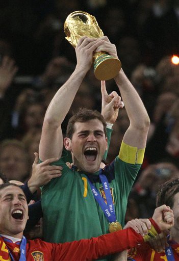 Casillas nâng cao Cúp thế giới năm 2010