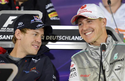 Sebastian Vettel (trái) và huyền thoại Michael Schumacher