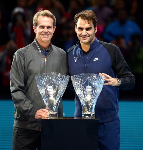 Federer nhận giải từ HLV Edberg.