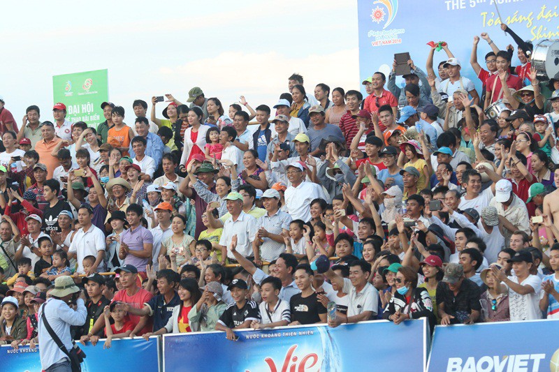 Rất đông khán giả tới cổ vũ và ăn mừng chiến thắng của chủ nhà Việt Nam