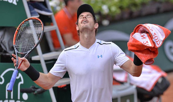 Andy Murray rất bực tức vì chiếc máy quay Spidercam của Roland Garros
