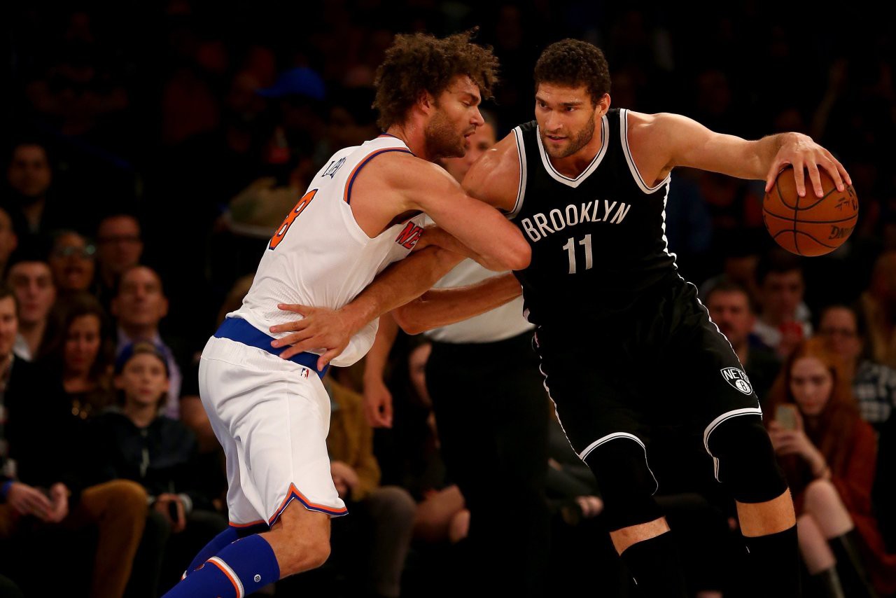 Robin Lopez (số 11 đội Brooklyn Nets) đối đầu với anh em sinh đôi Robin Lopez bên phía New York Knicks 