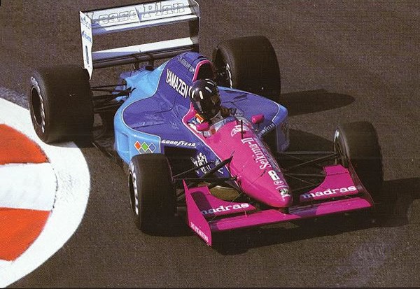 Thảm họa thời trang của F1 năm 1992 thuộc về chiếc xe Brabham với sự kết hợp giữa màu hồng ở nửa trước và màu xanh bao trùm nửa sau.
