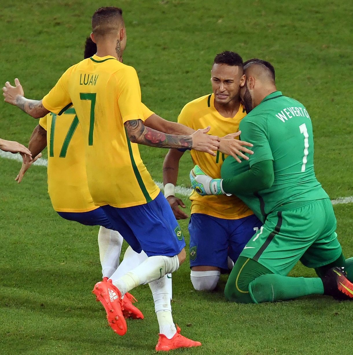 Neymar thực hiện cú đá quyết định đem về chiến thắng cho Brazil