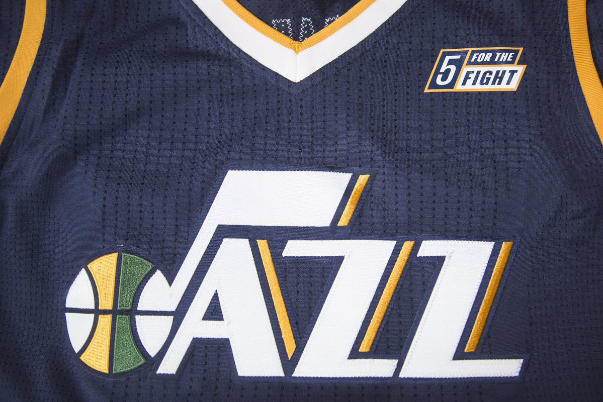 Áo đấu mùa sau của Utah Jazz với dòng chữ ''5 For The Fight''