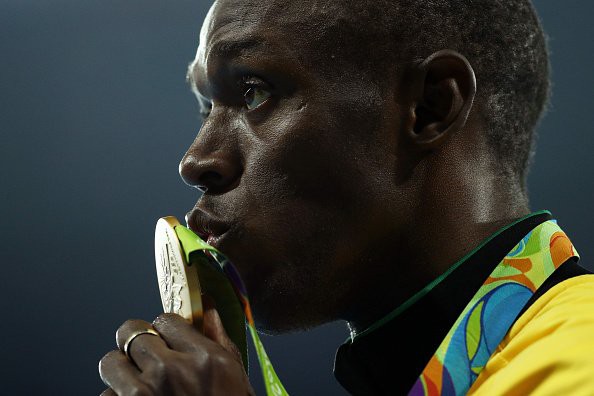 Bolt với tấm HCV cự ly 100m tại Olympic 2016 ở Rio