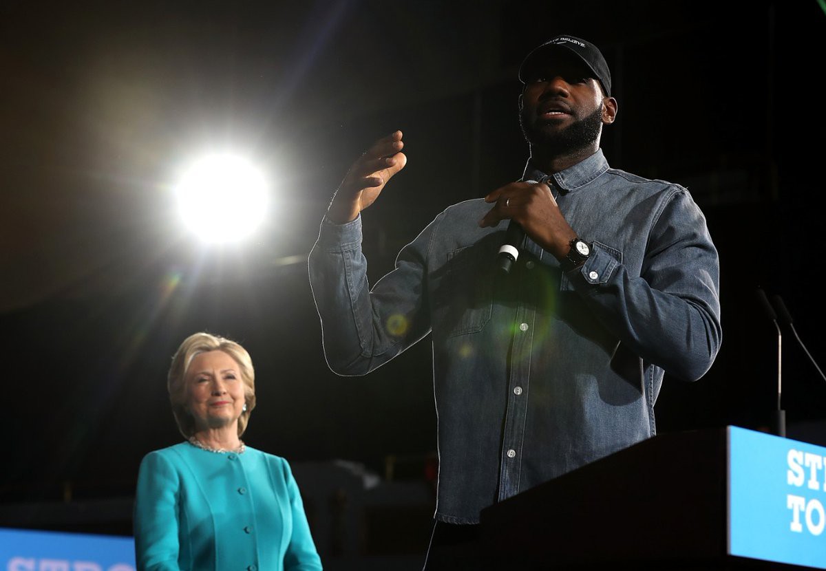 LeBron James ủng hộ Hillary Clinton trong một chiến dịch tranh cử