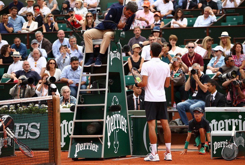 Djokovic cũng bị trọng tài Ramos nhắc nhở về thái độ thi đấu ở vòng 4 Roland Garros vừa qua