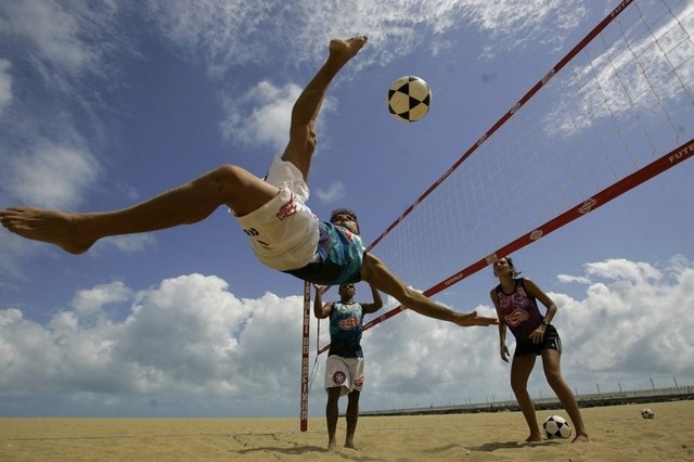 Futvolei có luật tương tự bóng chuyền bãi biển