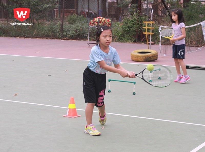 Trẻ cần đánh thử, làm quen với vợt trước khi lựa chọn cây vợt phù hợp